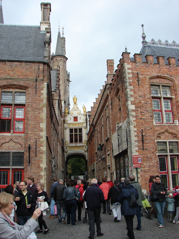 Brugge straatje met poortje 