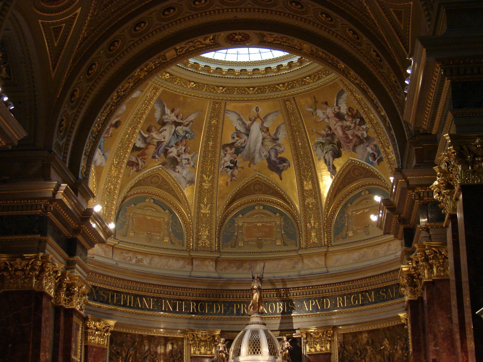 St Stephanus Basiliek interieur