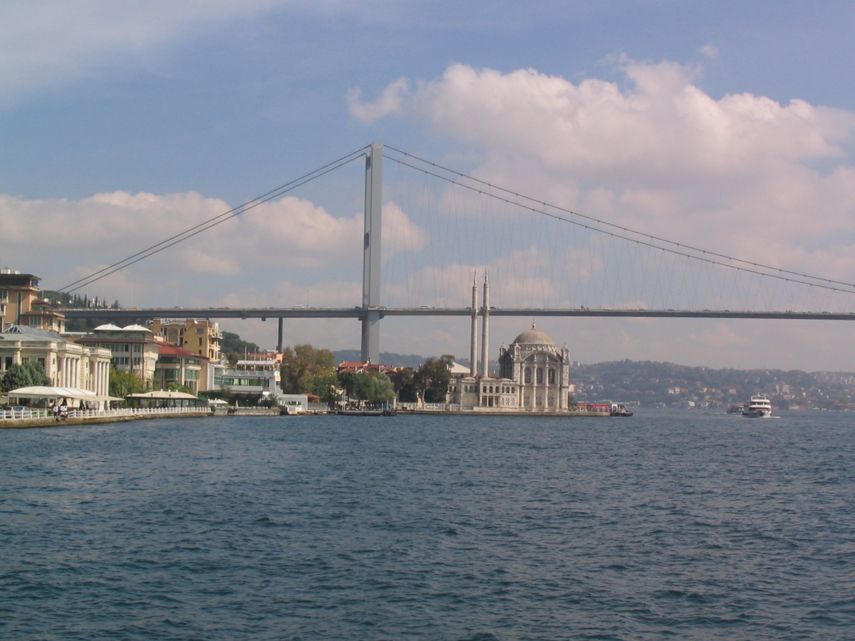 Bosporusbrug met Ortokay moskee