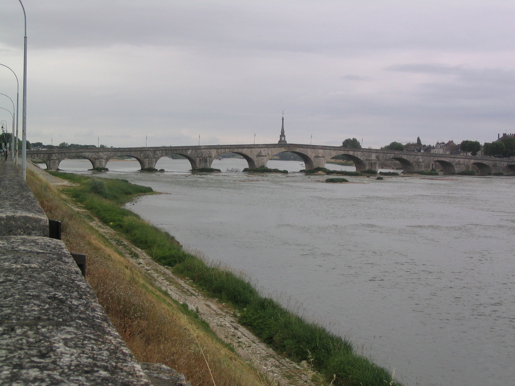 brug over de Loire bij Blois