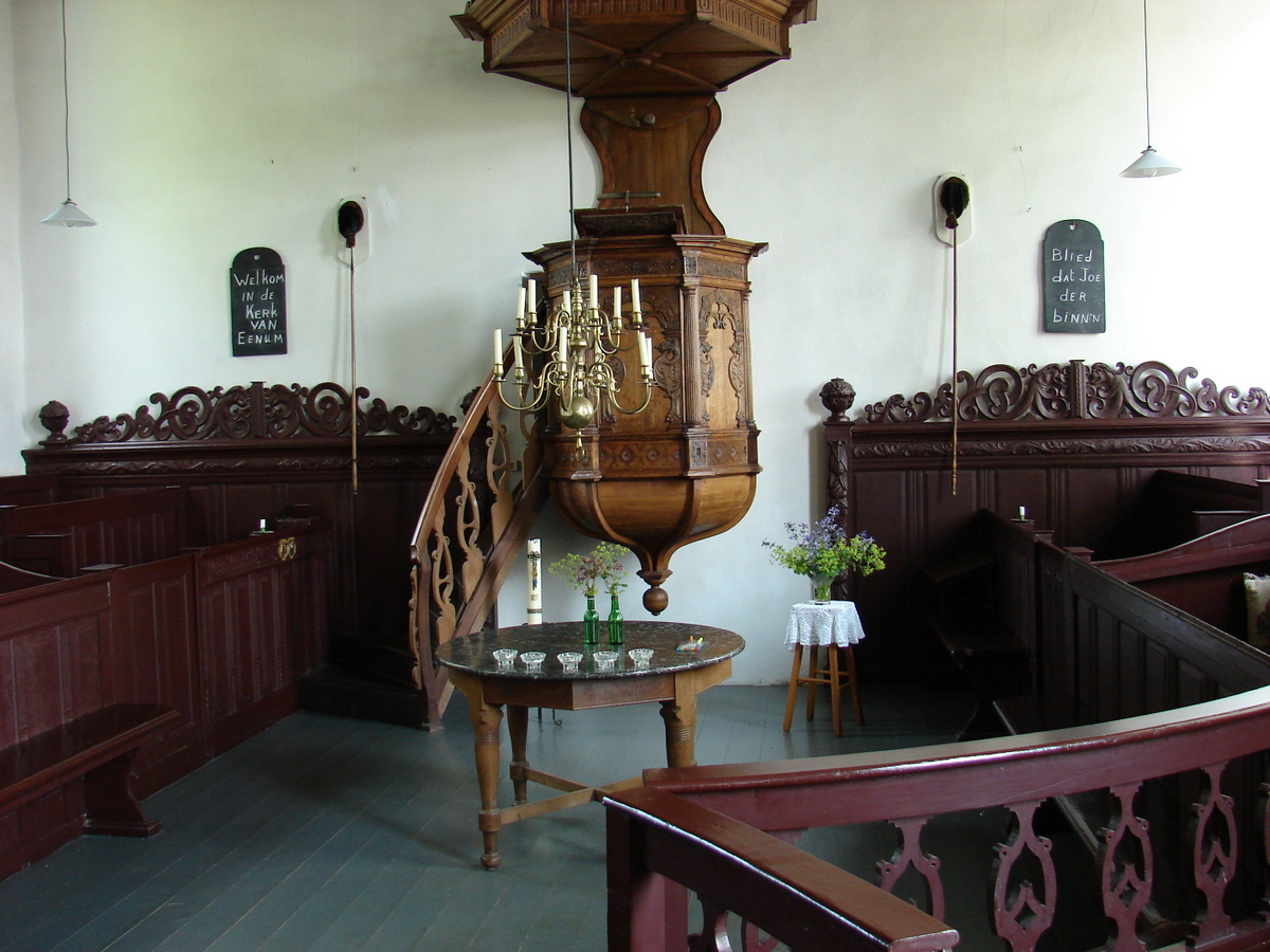 interieur kerkje Eenum