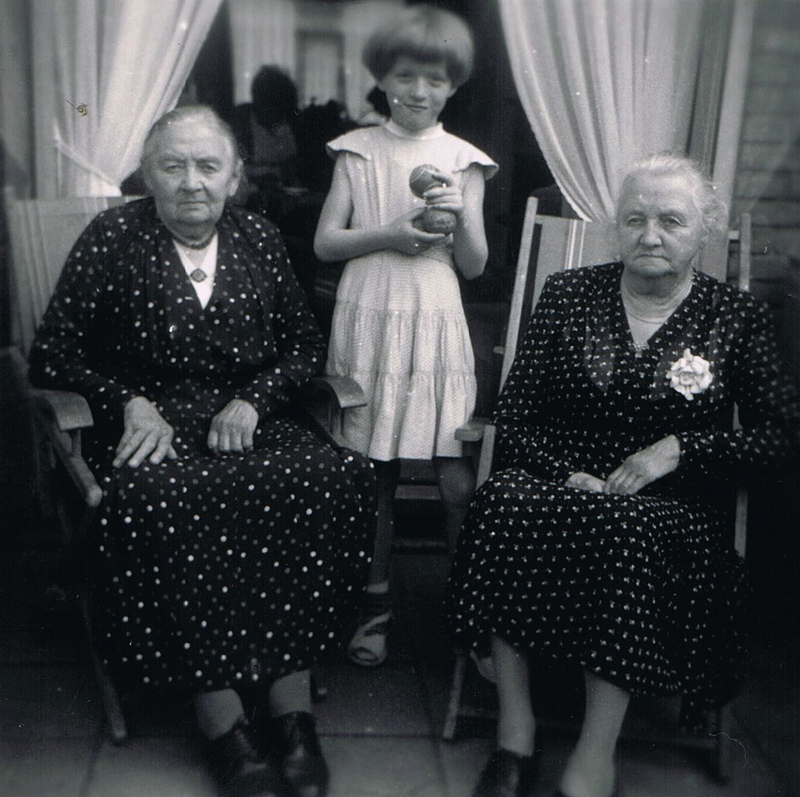 Oma Lambers met tante Biene en Carina